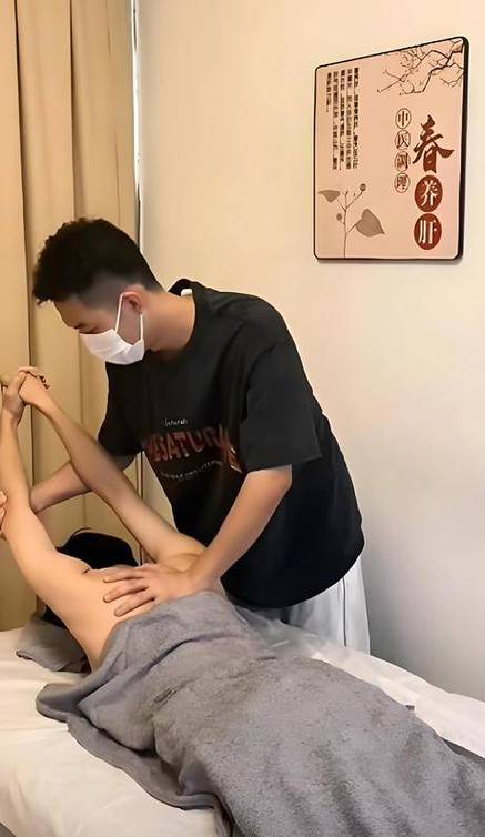 被摸了还被艹小说的相关介绍