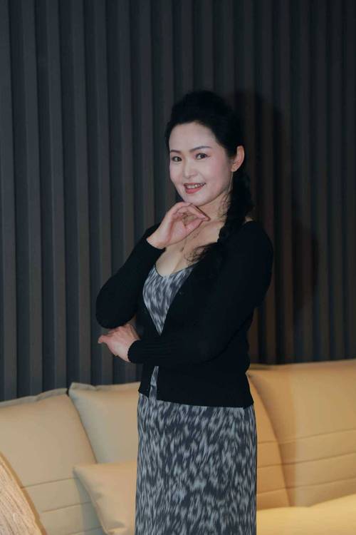 男朋友电影院吃我的奶的相关介绍