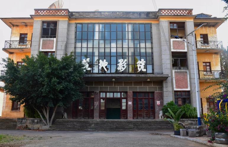 一边亲上面一边摸下边视频的相关介绍